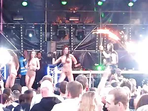 საყვარელი sexy brune ...