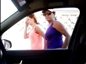 ბიჭი, როგორც ჩანს, ყ ...
