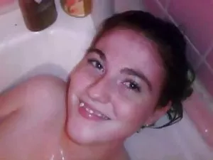 გოგონა დაეცა ეძინა c ...