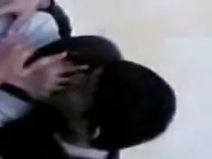 გოგონა იღებს შავი დი ...